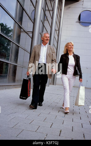 Couple tout en shopping Banque D'Images