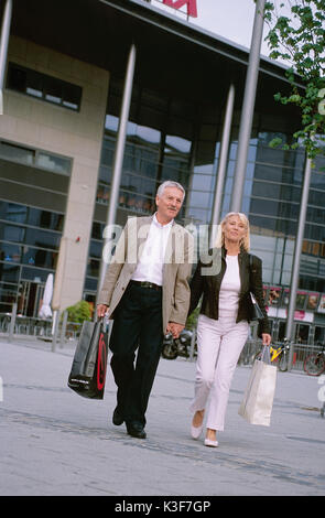 Couple tout en shopping Banque D'Images