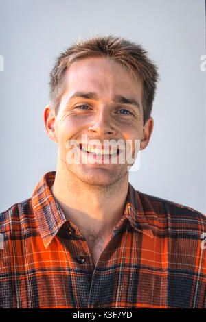 Portrait young laughing man Banque D'Images