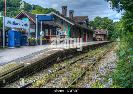 Image HDR de l'East Midlands Trains Gare classé Grade II sur la Vallée de Derwent Line à Matlock Bath dans le Derbyshire UK Banque D'Images