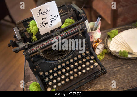 High Angle View of Old dactylographier avec Note manuscrite Banque D'Images