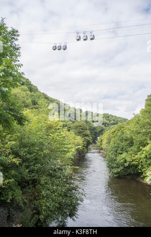 Cable Cars depuis les hauteurs d'abraham, même sur la rivière Derwent à Matlock Bath dans le Derbyshire UK Banque D'Images