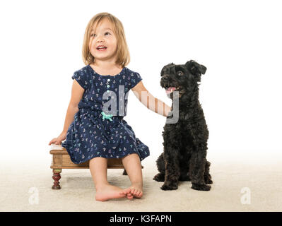 Portrait de jeune fille avec son chiot Banque D'Images