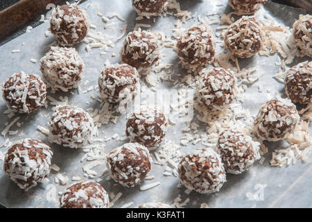 Cocoa-Almond les boules dans la noix de coco roulés Date Banque D'Images