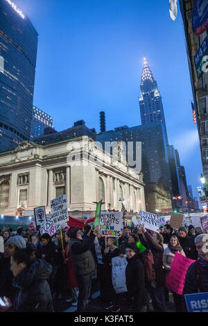 Les manifestants avec des signes près de Grand Central Terminal au cours de la Marche des femmes, New York City, New York, USA, le 21 janvier 2017 Banque D'Images