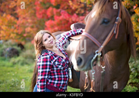 Belle et naturelle des profils woman outdoors with horse Banque D'Images