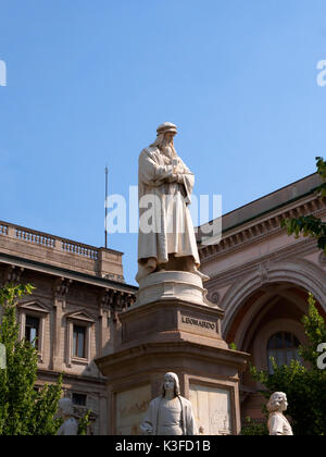 Statue de léonard de Vinci, Piazza della Scala, Milan, Italie Banque D'Images