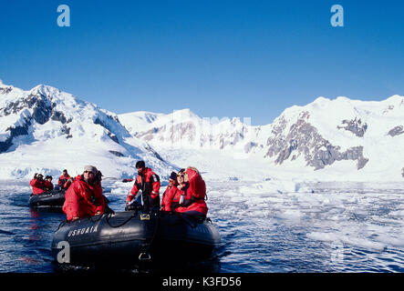 Les touristes dans l'Antarctique. Banque D'Images