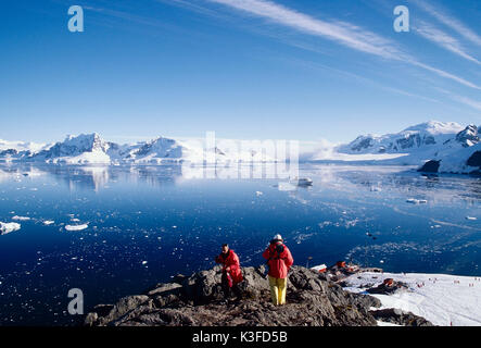 Les touristes dans l'Antarctique. Banque D'Images