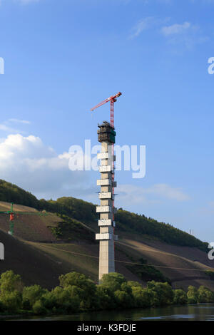 La haute Moselle pont est actuellement en construction. Construction de l'autopont controversée a été beaucoup retardée. Banque D'Images