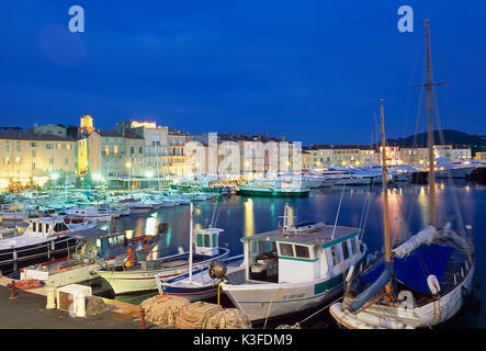 Vieux port de St Tropez dans la lumière du soir, la Côte d'Azur, France Banque D'Images