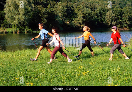 La marche nordique Banque D'Images