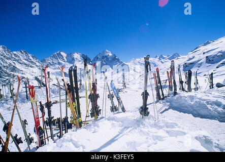 Ski en face du refuge de montagne Banque D'Images