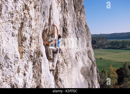 Freeclimber en falaise à l'Burgsteinfelsen, Altmuehl valley Banque D'Images