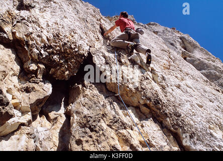 Freeclimber en falaise à l'Burgsteinfelsen, Altmuehl valley Banque D'Images