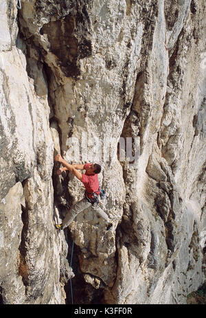 Freeclimber en falaise à l'Burgsteinfelsen, Altmuehl valley Banque D'Images