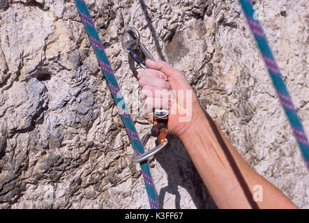 Freeclimber en falaise Banque D'Images