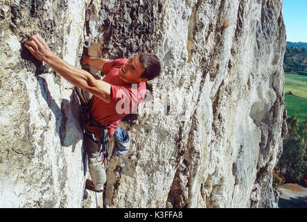 Freeclimber en falaise Banque D'Images