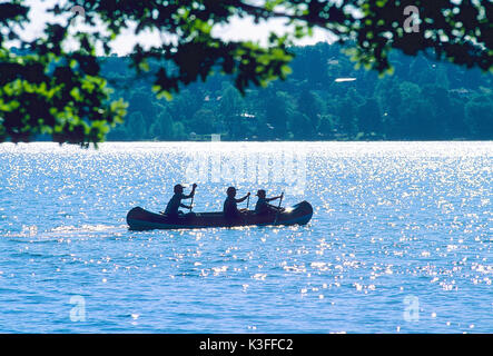 Pilote de canoë sur l'Ammersee, Bavière Banque D'Images