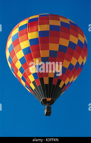 Ballon à air chaud de couleur au ciel Banque D'Images