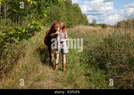 Une femme avec un cheval brun. Banque D'Images