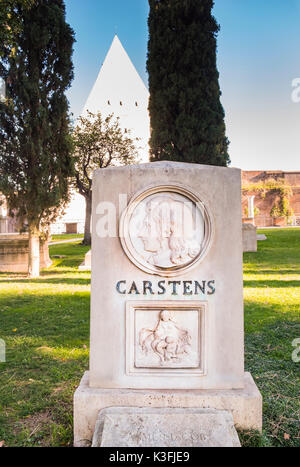 Tombe de peintre allemand-danois Asmus Jacob Carstens au cimetière protestant, Pyramide de Cestius en arrière-plan, Banque D'Images