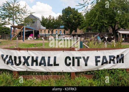 Une bannière avec le nom sur les fermes à Vauxhall City Farm dans le sud de Londres Banque D'Images