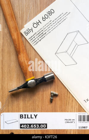 Assemblage de la bibliothèque Billy d'IKEA meubles flat pack Banque D'Images