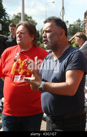 London, UK, 2 septembre 2017.Mc Donalds les travailleurs et leurs partisans à l'extérieur de la société rallye dans l'AC du East Finchley. Les boulangers Food and Allied Workers Union (BFAWU) a organisé le rallye qui précède une grève à deux branches McDonalds le lundi. Sur la photo ; Matt McCarten , un orateur de la Nouvelle-Zélande syndicat Unite qui a fait campagne contre McDonalds avec Ian Hodson, président national de l'BFAWU. Roland Ravenhill/Alamy Live News Banque D'Images