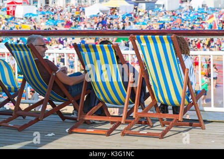 Bournemouth, Dorset, Royaume-Uni. 2 septembre 2017. Météo au Royaume-Uni : beau jour chaud et ensoleillé à la plage de Bournemouth. Détendez-vous dans les chaises longues de Bournemouth en vous démentant de plages bondées. Crédit: Carolyn Jenkins/Alay Live News Banque D'Images
