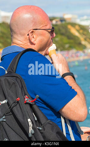 Bournemouth, Dorset, UK. 2e Septembre, 2017. Météo France : belle chaude journée ensoleillée à la plage de Bournemouth. Man enjoying une glace. Credit : Carolyn Jenkins/Alamy Live News Banque D'Images