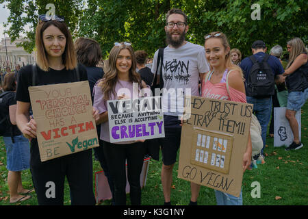 Londres, Royaume-Uni. 2 septembre 2017. Des milliers Assemblée générale dans Hype Park et mars à Whitehall et à protéger l'avant de MacDonald, de la cruauté envers les animaux. Credit : Voir Li/Alamy Live News Banque D'Images