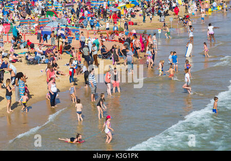 Bournemouth, Dorset, Royaume-Uni. 2 septembre 2017. Météo au Royaume-Uni : beau jour chaud et ensoleillé à la plage de Bournemouth. Les plages sont très nombreuses, tandis que les foules s'affluent vers la plage pour le festival de l'air de Bournemouth, le spectacle aérien et le spectacle aérien. Crédit: Carolyn Jenkins/Alay Live News Banque D'Images