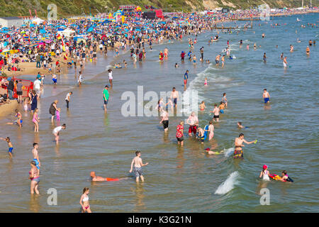 Bournemouth, Dorset, Royaume-Uni. 2 septembre 2017. Météo au Royaume-Uni : beau jour chaud et ensoleillé à la plage de Bournemouth. Les plages sont très nombreuses, tandis que les foules s'affluent vers la plage pour le festival de l'air de Bournemouth, le spectacle aérien et le spectacle aérien. Crédit: Carolyn Jenkins/Alay Live News Banque D'Images