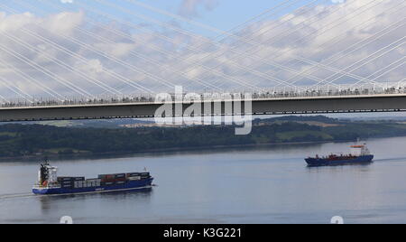 Edinburgh, Ecosse, Royaume-Uni. 2 Septembre, 2017. Pour célébrer l'ouverture de ce pont sur le Firth of Forth. 50 000 personnes ont été choisis par scrutin en ligne à marcher sur le pont comme l'expérience de passage de Queensferry. Crédit : Stephen Finn/Alamy Live News Banque D'Images