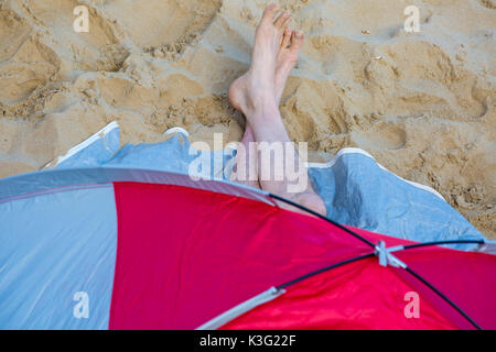 Bournemouth, Dorset, Royaume-Uni. 2 septembre 2017. Météo au Royaume-Uni : beau jour chaud et ensoleillé à la plage de Bournemouth. Soleil - regardant vers le bas sur l'homme bronzer avec les pieds et les jambes visibles sous la tente. Crédit: Carolyn Jenkins/Alay Live News Banque D'Images