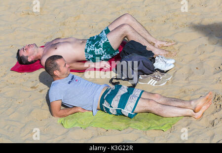 Bournemouth, Dorset, Royaume-Uni. 2 septembre 2017. Météo au Royaume-Uni : beau jour chaud et ensoleillé à la plage de Bournemouth. Bains de soleil - deux jeunes hommes bains de soleil. Crédit: Carolyn Jenkins/Alay Live News Banque D'Images