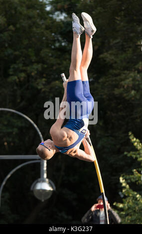 Berlin, Allemagne. 2Nd Sep 2017. Athlète américain Sam Kendricks en action devant la porte de Brandebourg au cours de l'Athletics Association Allemande (DLV) Concurrence internationale 'Berlin fliegt' à Berlin, Allemagne, 2 septembre 2017. Photo : Annegret Hilse/dpa/Alamy Live News Banque D'Images