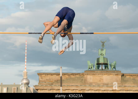 Berlin, Allemagne. 2Nd Sep 2017. Athlète américain Sam Kendricks en action devant la porte de Brandebourg au cours de l'Athletics Association Allemande (DLV) Concurrence internationale 'Berlin fliegt' à Berlin, Allemagne, 2 septembre 2017. Photo : Annegret Hilse/dpa/Alamy Live News Banque D'Images