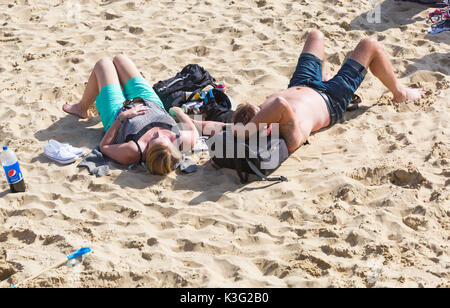 Bournemouth, Dorset, Royaume-Uni. 2 septembre 2017. Météo au Royaume-Uni : beau jour chaud et ensoleillé à la plage de Bournemouth. Bains de soleil - couple bains de soleil. Crédit: Carolyn Jenkins/Alay Live News Banque D'Images