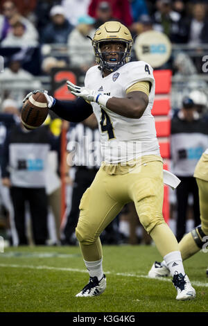 University Park, Pennsylvania, USA. 2Nd Sep 2017. 02 septembre 2017 : Akron Zips quarterback Thomas Woodson (4) revient à passer en cas de la NCAA football match entre Penn State Nittany Lions et Akron Zips à Beaver Stadium à University Park, New York. Crédit : Scott/Taetsch ZUMA Wire/Alamy Live News Banque D'Images