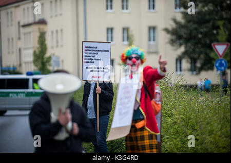 Wurzen, Allemagne. 09Th Sep 2017. Compteur de droite vu les manifestants lors de la manifestation. Près de 400 personnes de l'Antifa-Alliance 'Somewhere en Allemagne ont manifesté contre des structures néo-nazis dans la région au cours de la 'journée de Saxe". Credit : SOPA/Alamy Images Limited Live News Banque D'Images