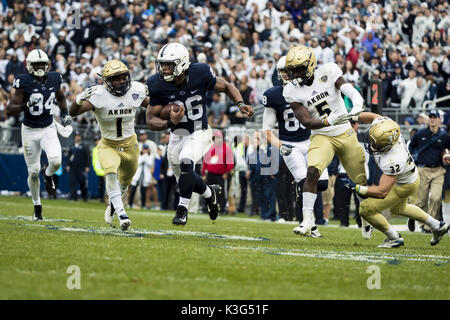 University Park, Pennsylvania, USA. 2Nd Sep 2017. 02 septembre 2017 : Penn State Nittany Lions d Saquon Barkley (26) se précipite au cours de la NCAA football match entre Penn State Nittany Lions et Akron Zips à Beaver Stadium à University Park, New York. Crédit : Scott/Taetsch ZUMA Wire/Alamy Live News Banque D'Images