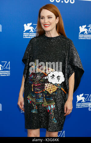 Venise, Italie. 09Th Sep 2017. Julianne Moore assiste à la "uburbicon' photocall au cours de la 74e Festival du Film de Venise, 02 septembre 2017 à Venise, Italie. Crédit : John Rasimus/Media Punch ***France, Suède, Norvège, Finlande, USA, Denark, la République tchèque, l'Amérique du Sud seulement***/Alamy Live News Banque D'Images