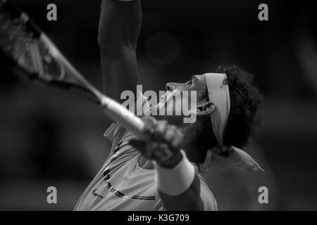 US Open de Tennis : New York, 2 septembre, 2017 - Rafael Nadal d'Espagne servant à LeonardoMayer de l'Argentine lors de leur troisième match à l'US Open à Flushing Meadows, New York. Banque D'Images