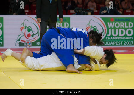 Budapest. 2Nd Sep 2017. Yu Song (en bas) de la Chine et Sarah Asahina du Japon au cours de la concurrence le 78 kg lors de la finale de la catégorie Suzuki 2017 Championnat du monde de judo à Budapest, Hongrie le 2 septembre 2017. Song Yu battu Sarah Asahina à revendiquer le titre. Credit : Attila Volgyi/Xinhua/Alamy Live News Banque D'Images