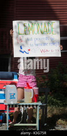 Lexington, MA, USA. 2 Septembre 2017 : 5e année deux filles avec leur mère la configuration d'un stand de limonade sur la piste cyclable Minuteman de Lexington MA, afin de recueillir des fonds pour les victimes de l'ouragan Harvey qui a frappé l'État américain du Texas en août 2017. Photo par Chuck Nacke/Alamy Live News Banque D'Images