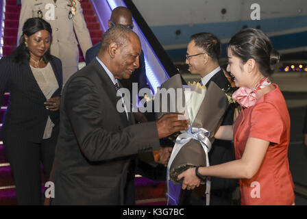 Xiamen, Chine, province du Fujian. Sep, 2017 3. Le Président Guinéen Alpha Condé arrive pour le Dialogue des marchés émergents et les pays en développement à Xiamen, dans le sud-est de la province de Fujian en Chine, 3 septembre 2017. Credit : Yin Gang/Xinhua/Alamy Live News Banque D'Images