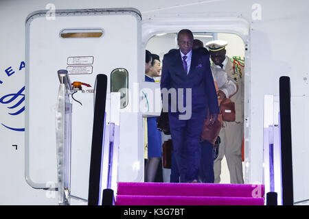 Xiamen, Chine, province du Fujian. Sep, 2017 3. Le Président Guinéen Alpha Condé arrive pour le Dialogue des marchés émergents et les pays en développement à Xiamen, dans le sud-est de la province de Fujian en Chine, 3 septembre 2017. Credit : Shen Bohan/Xinhua/Alamy Live News Banque D'Images