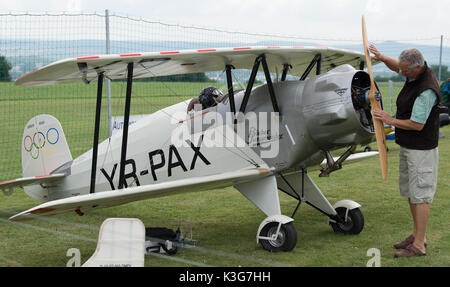 Goettingen, Allemagne. 2Nd Sep 2017. Modèle réduit d'aéronef enthusiast Helmut Mueller avec sa maquette d'avion 'Buecker Bue 133' à la 'Méga' Flugshow air show à Goettingen, Allemagne, 2 septembre 2017. Environ 90 participants de différents pays montrent leur modèle réduit à l'un des plus grands avions de l'Allemagne modèle d'événements. Photo : Swen Pförtner/dpa/Alamy Live News Banque D'Images